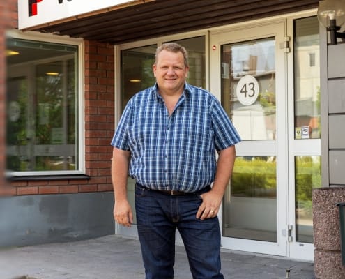 VD står och poserar framför KO Mätteknik kontor i Vallentuna