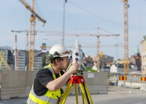 Mätningstekniker ifärd med att utför både utsättning och inmätning av ett stort komplicerat byggprojekt han upprättar även kontrollprogram för sättnings och kontrollmätningar
