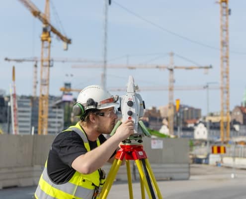 Mätningstekniker ifärd med att utför både utsättning och inmätning av ett stort komplicerat byggprojekt han upprättar även kontrollprogram för sättnings och kontrollmätningar