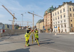 Inmätning av en byggnad för projekteringsinmätning och relationshandling och gör även sättnings och kontrollmätningar på byggnaden