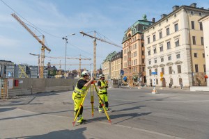Inmätning av en byggnad för projekteringsinmätning och relationshandling och gör även sättnings och kontrollmätningar på byggnaden