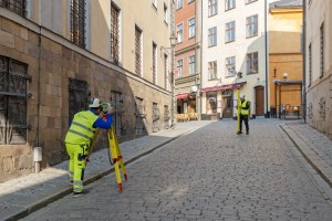 mättekniker utför sättnings och kontrollmätningar med digital avvägningsinstrument