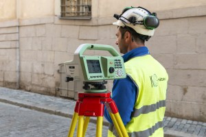mättekniker utför sättnings och kontrollmätningar med digital avvägningsinstrument