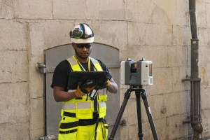 Mätningstekniker i färd med en av våra tjänster som är laserskanning av en byggnad i Gamla Stan i Stockholm. Han använder Leica rtc360 och ipad pro med Leica cyklone filed 360 och gör även sättnings och kontrollmätningar med laserskannern kallas reality capture