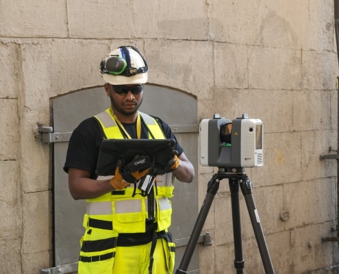 Mätningstekniker i färd med en av våra tjänster som är laserskanning av en byggnad i Gamla Stan i Stockholm. Han använder Leica rtc360 och ipad pro med Leica cyklone filed 360 och gör även sättnings och kontrollmätningar med laserskannern kallas reality capture