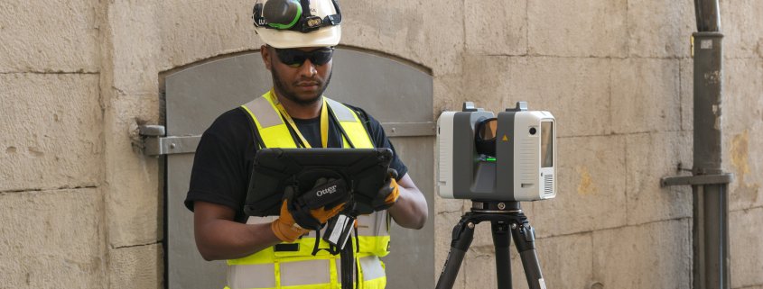 Mätningstekniker i färd med en av våra tjänster som är laserskanning av en byggnad i Gamla Stan i Stockholm. Han använder Leica rtc360 och ipad pro med Leica cyklone filed 360 och gör även sättnings och kontrollmätningar med laserskannern kallas reality capture