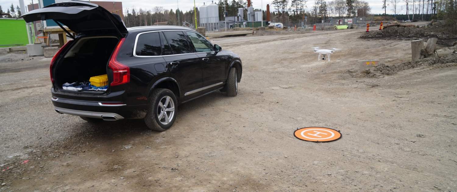 drönare på väg att landa på en helikopterplatta