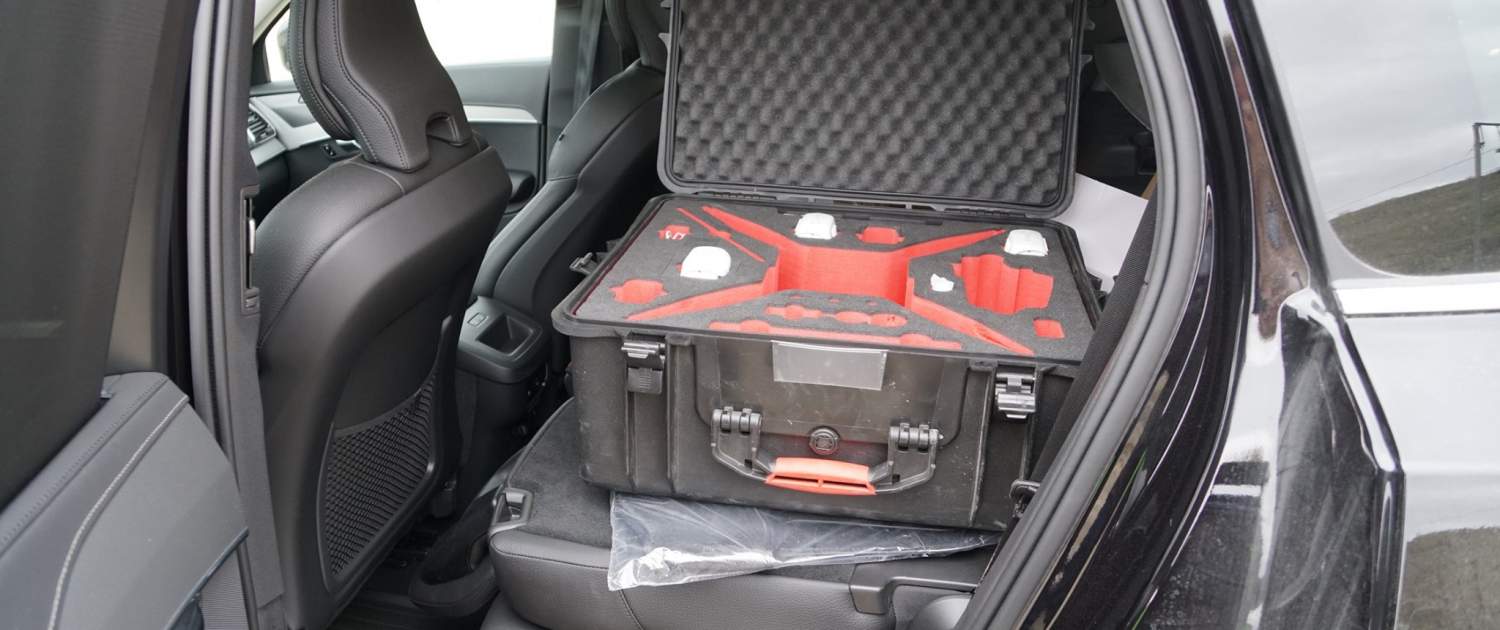 väska till p4 pro drönare inpackad i bilen